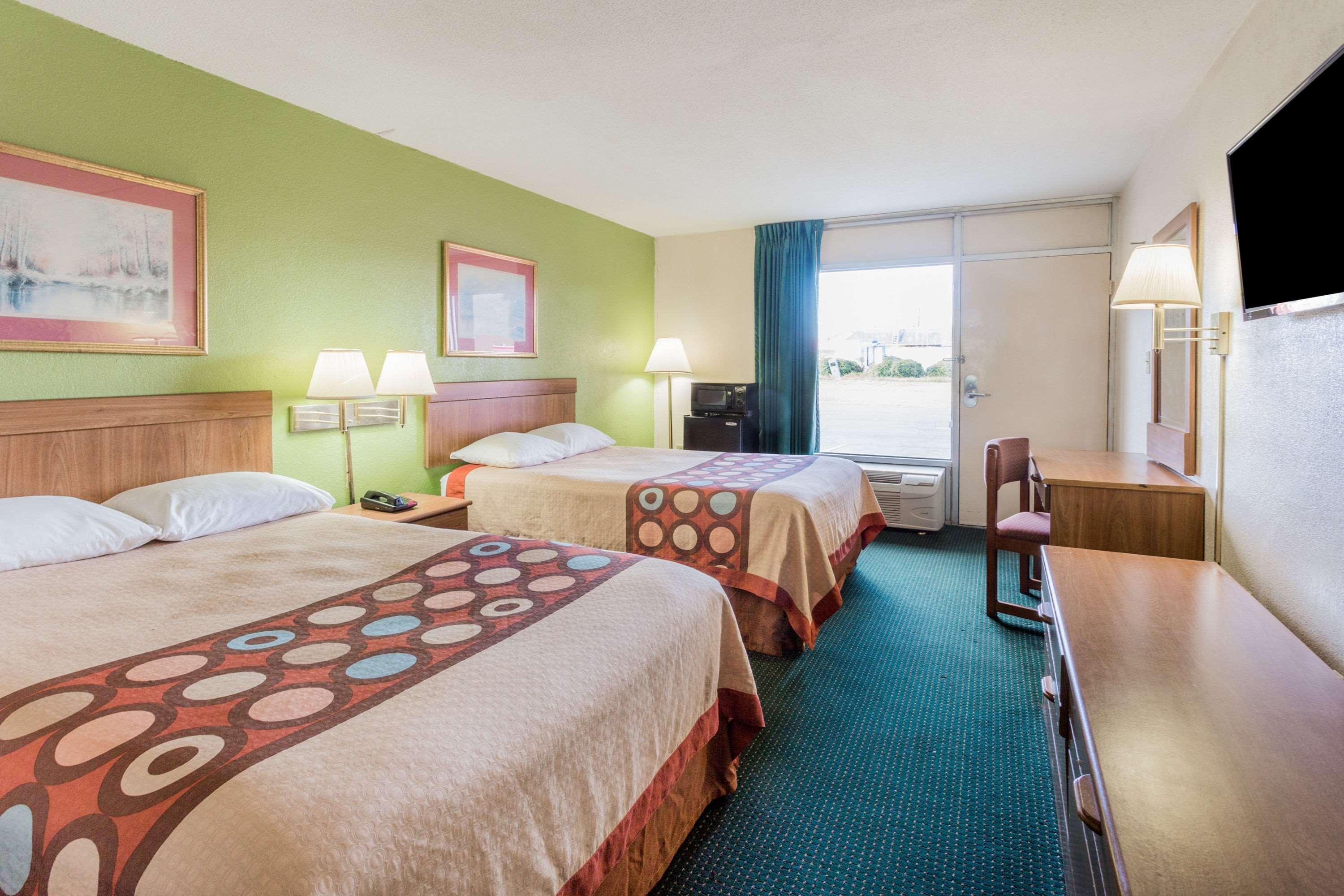 Super 8 By Wyndham Tifton Hotel Екстериор снимка