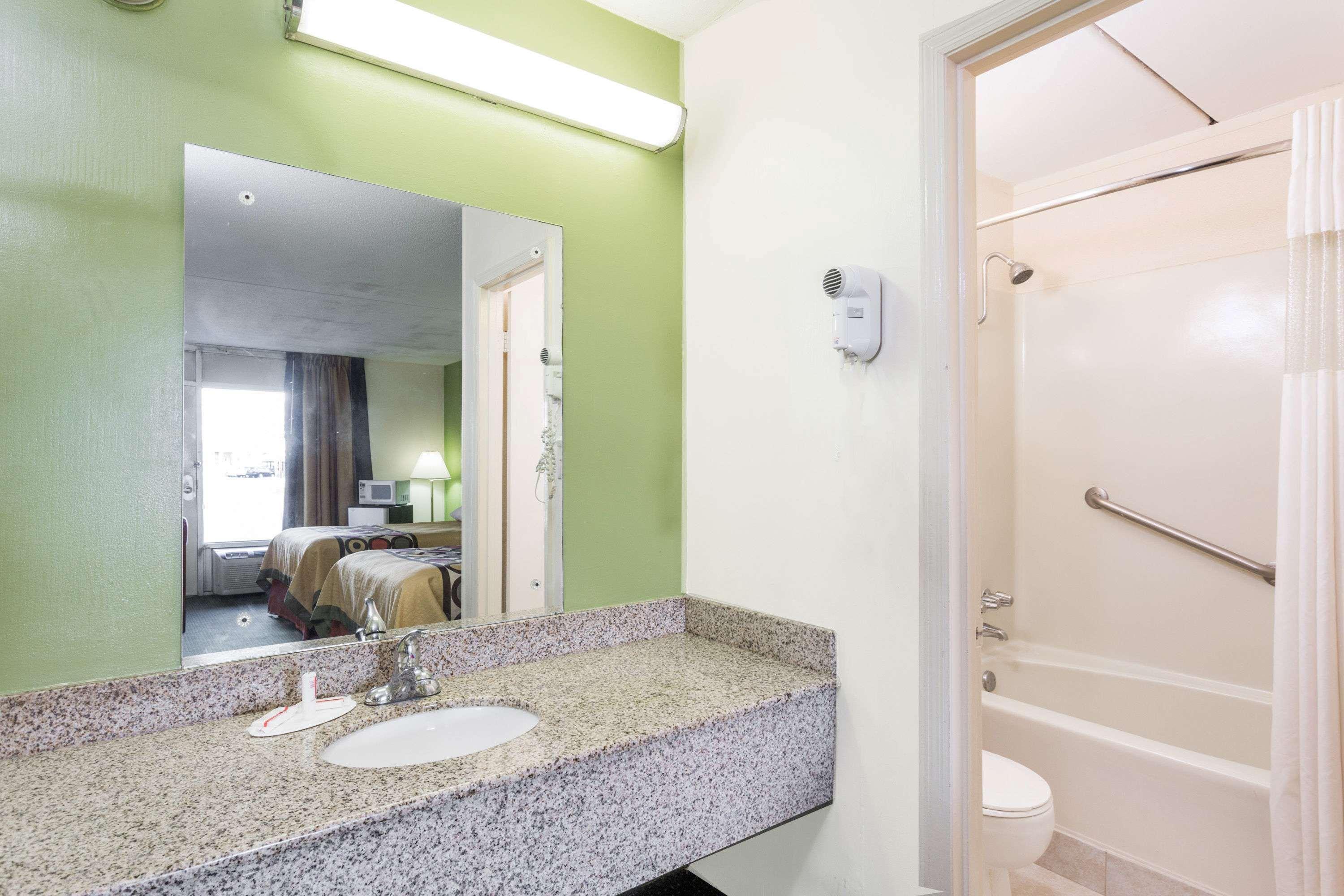 Super 8 By Wyndham Tifton Hotel Екстериор снимка