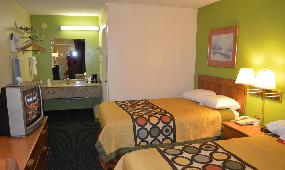 Super 8 By Wyndham Tifton Hotel Екстериор снимка