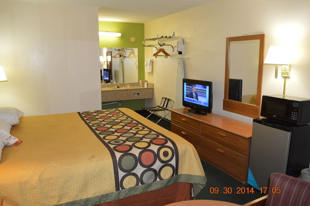 Super 8 By Wyndham Tifton Hotel Екстериор снимка