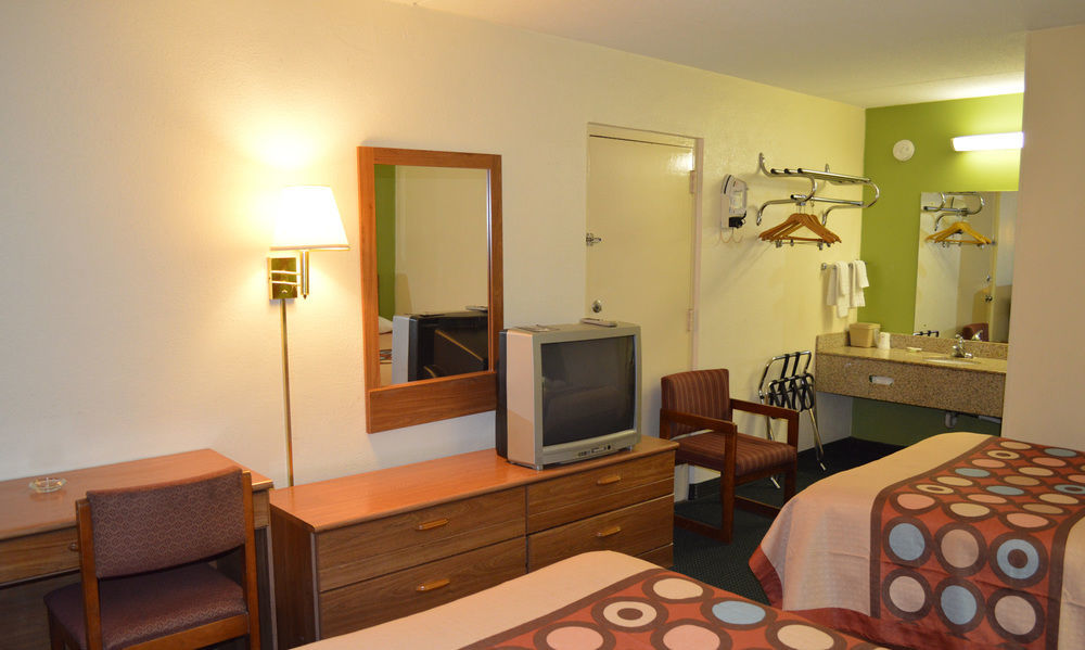 Super 8 By Wyndham Tifton Hotel Екстериор снимка