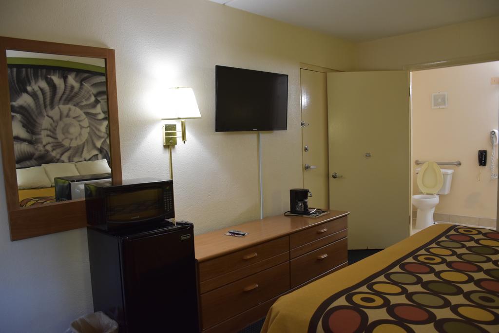 Super 8 By Wyndham Tifton Hotel Екстериор снимка