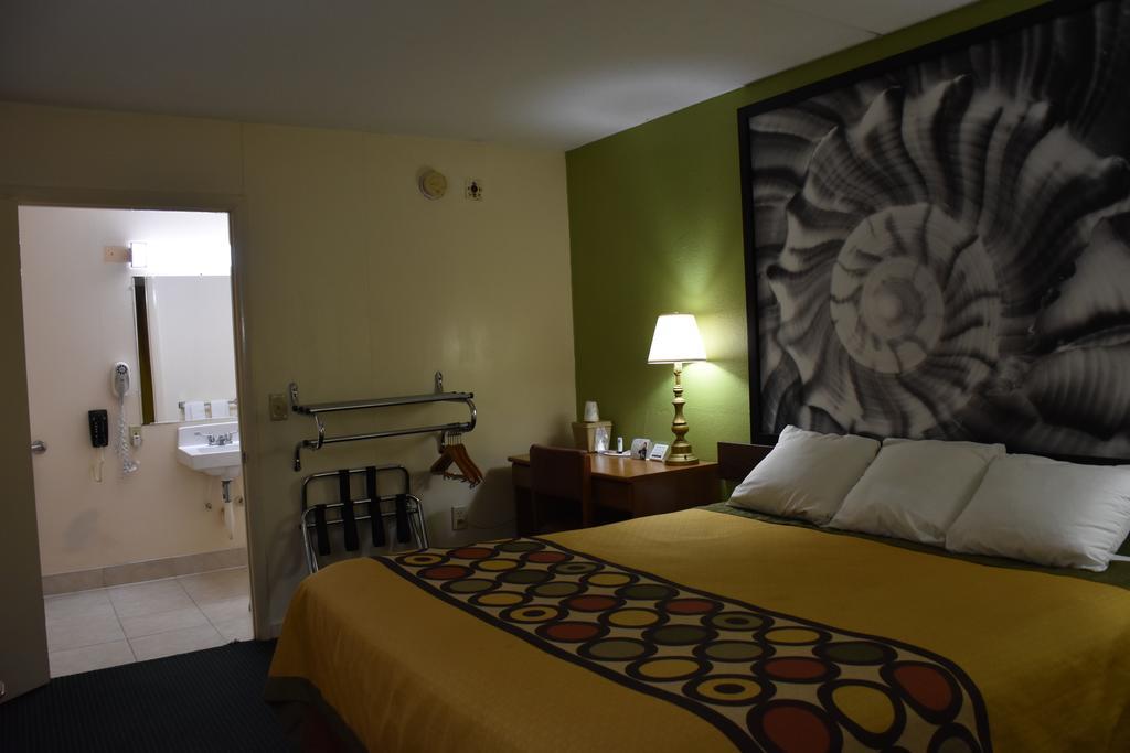 Super 8 By Wyndham Tifton Hotel Екстериор снимка