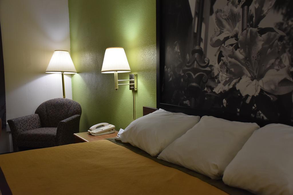 Super 8 By Wyndham Tifton Hotel Екстериор снимка
