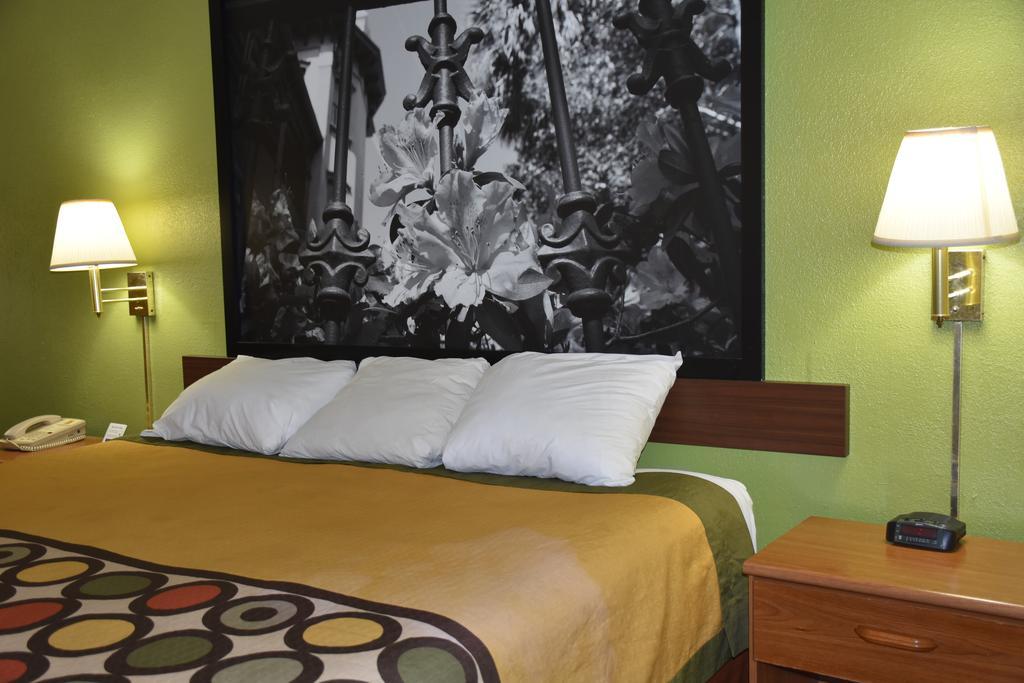 Super 8 By Wyndham Tifton Hotel Екстериор снимка