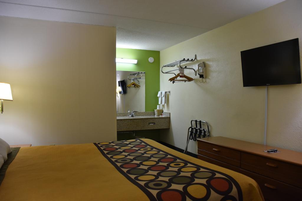 Super 8 By Wyndham Tifton Hotel Екстериор снимка