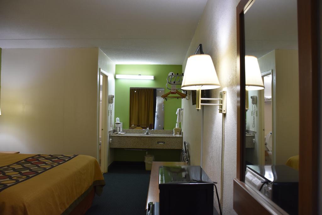 Super 8 By Wyndham Tifton Hotel Екстериор снимка