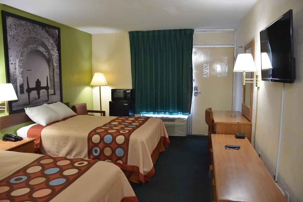 Super 8 By Wyndham Tifton Hotel Екстериор снимка