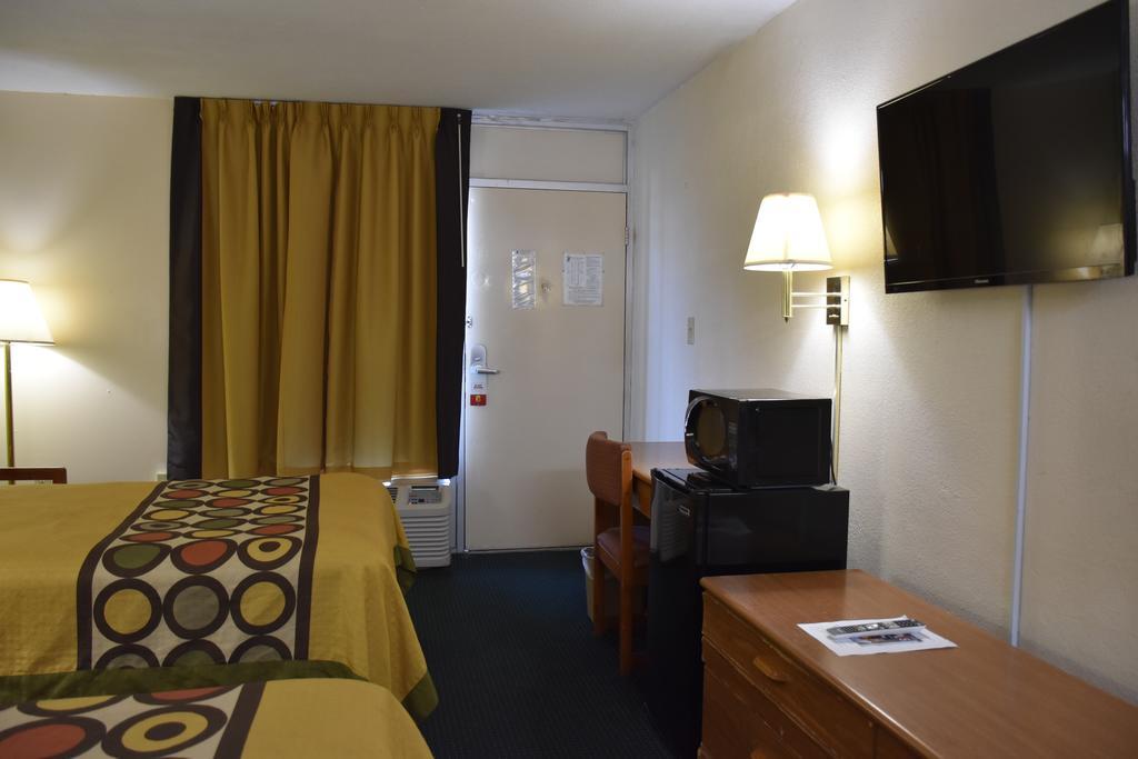 Super 8 By Wyndham Tifton Hotel Екстериор снимка
