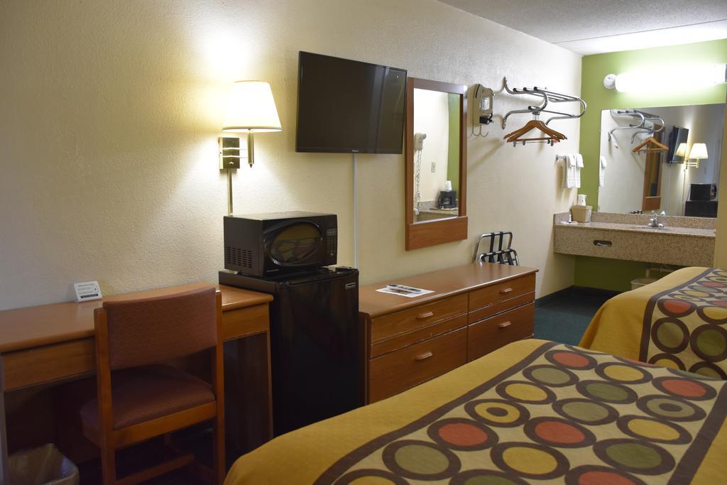 Super 8 By Wyndham Tifton Hotel Екстериор снимка
