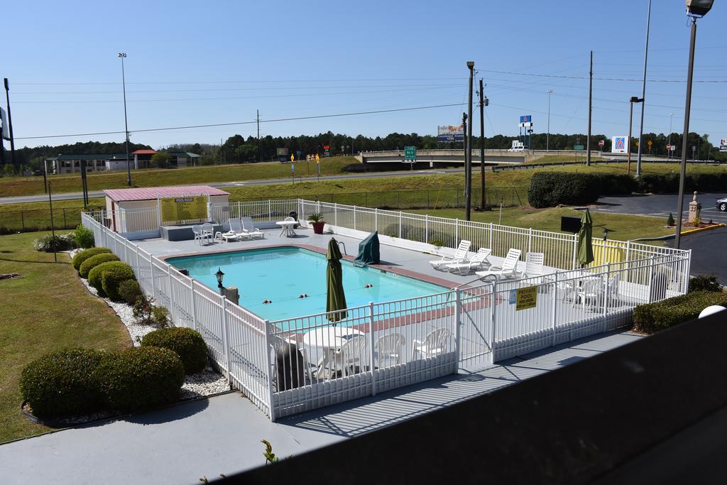Super 8 By Wyndham Tifton Hotel Екстериор снимка