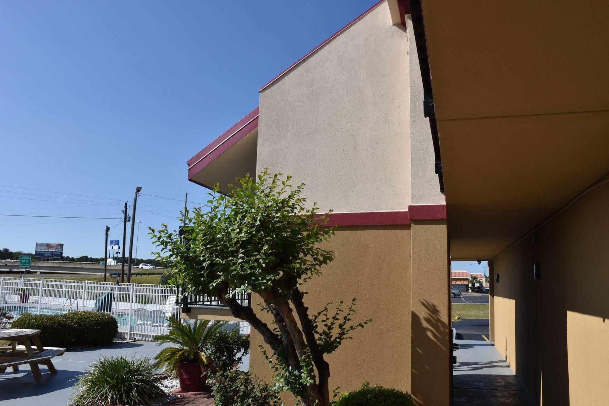 Super 8 By Wyndham Tifton Hotel Екстериор снимка